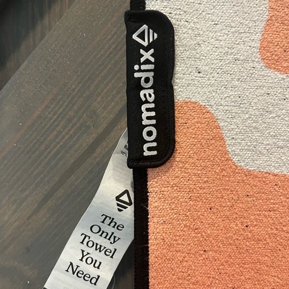 Maui Jim Hawaiian floral, sunset colors, Microfiber, Quick Dry - Picture 5 of 8